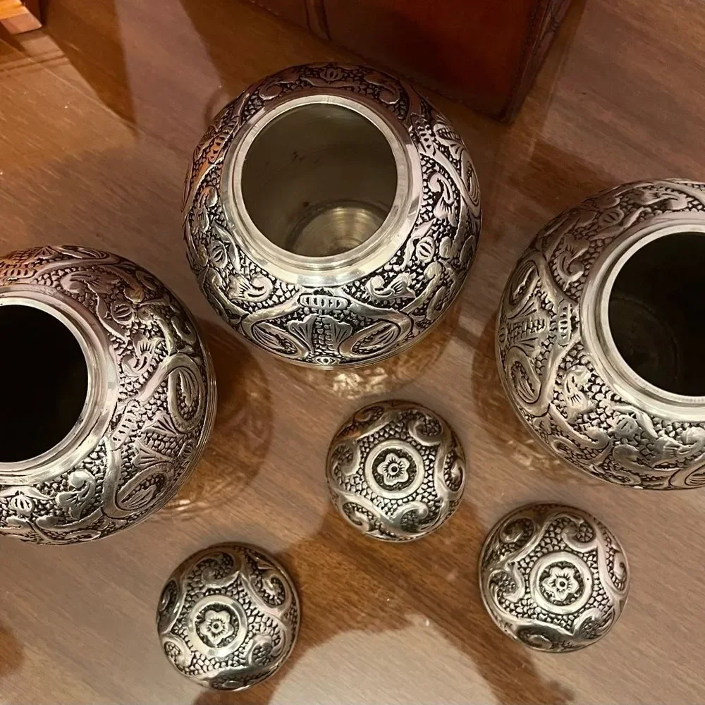 Beautifully engraved silver plated small urn for cremains. - Picture 5 of 10